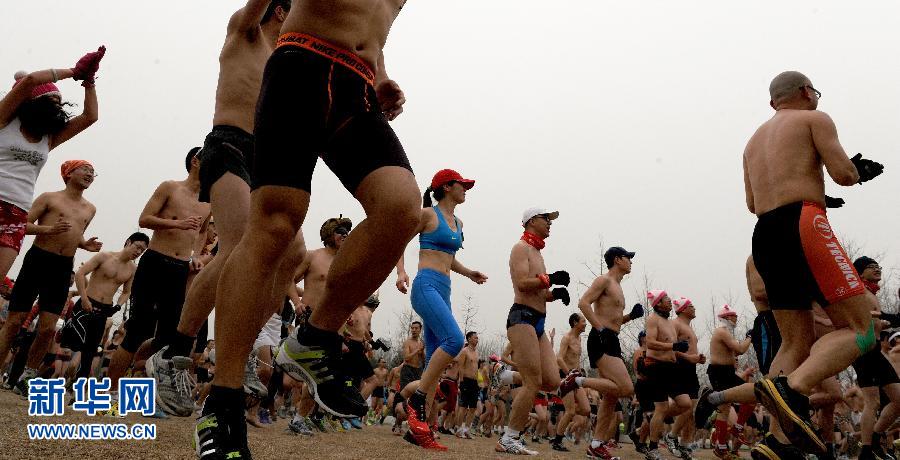 只穿內衣褲 北京又現“光豬跑”