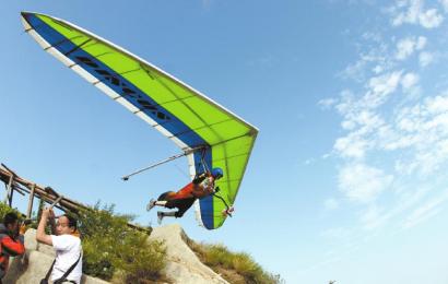 “中國第一飛人”駕滑翔機飛行墜湖 生死不明