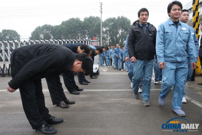 浙江：企業高管列隊鞠躬迎員工