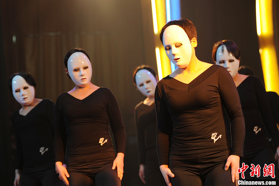 陜西女子監(jiān)獄舉行元宵晚會 大跳騎馬舞