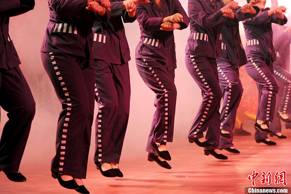 陜西女子監(jiān)獄舉行元宵晚會 大跳騎馬舞