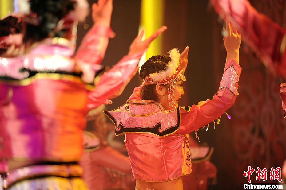 陜西女子監(jiān)獄舉行元宵晚會 大跳騎馬舞