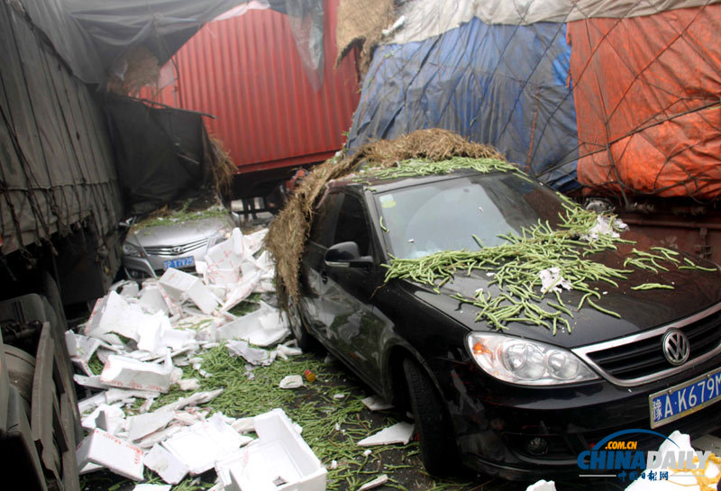 京港澳高速40余輛車連環相撞