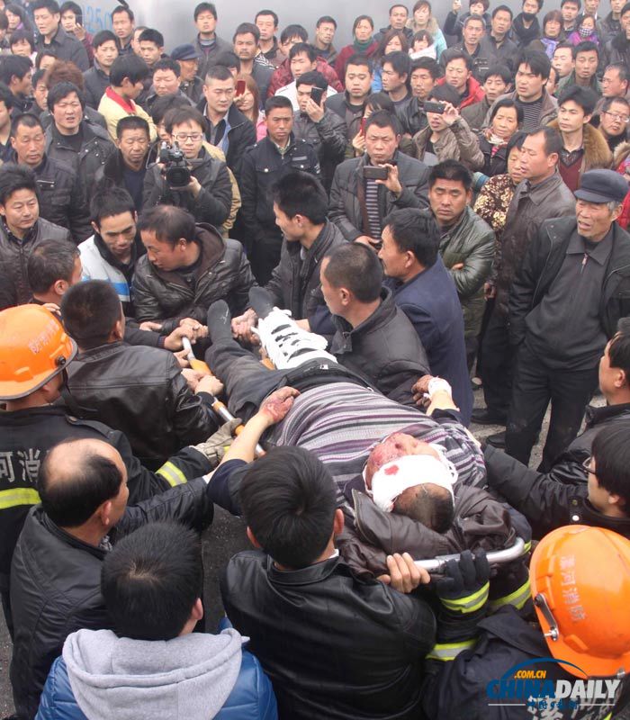 京港澳高速40余輛車連環相撞