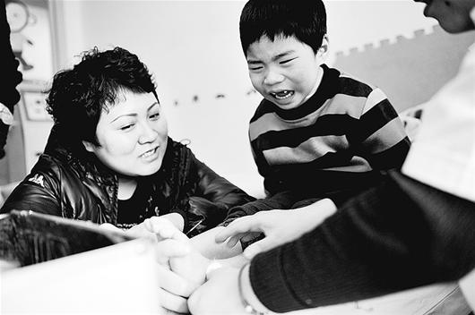 一手抱腦癱兒一手攙重癥夫 鐵女春芳治兒救夫