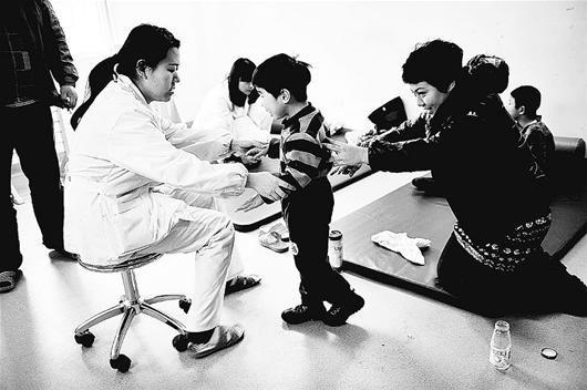 一手抱腦癱兒一手?jǐn)v重癥夫 鐵女春芳治兒救夫