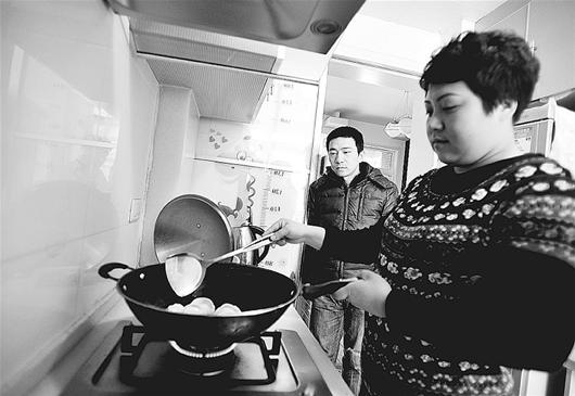 一手抱腦癱兒一手?jǐn)v重癥夫 鐵女春芳治兒救夫