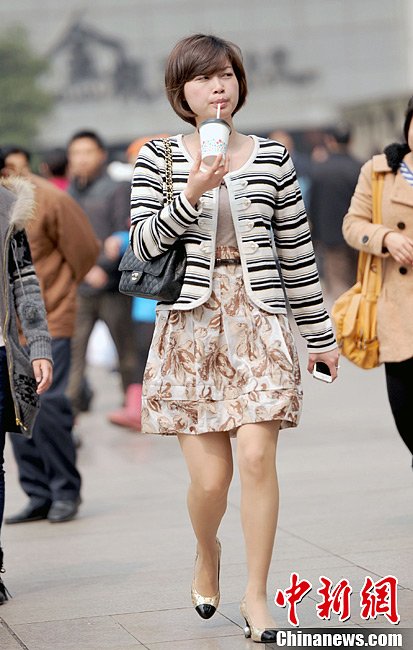 高清組圖：重慶氣溫回升 街頭美女換春裝