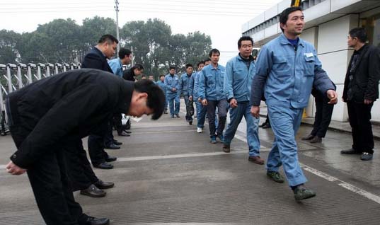 企業高管90度鞠躬歡迎員工節后返廠