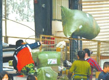 記者直擊快遞業(yè)4大痼疾：包裹基本靠扔 損壞反正不賠