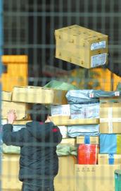 記者直擊快遞業(yè)4大痼疾：包裹基本靠扔 損壞反正不賠