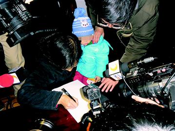 狠心父親打“飛的”千里賣親兒 稱孩子是累贅(圖)