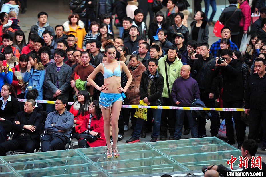 高清組圖：沈陽商場內衣秀 引數千市民觀看
