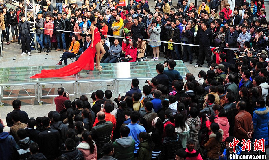 高清組圖：沈陽商場內(nèi)衣秀 引數(shù)千市民觀看