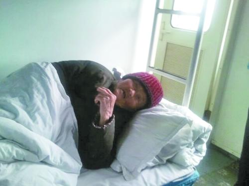 八旬老太站票乘火車引發“連環讓鋪” 感動不少人