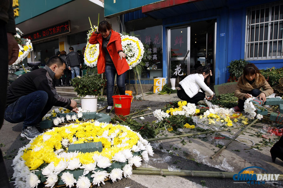 華西村村民自發(fā)悼念吳仁寶