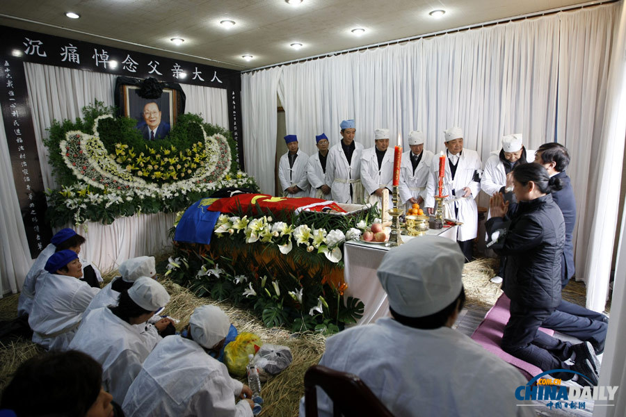 華西村村民自發(fā)悼念吳仁寶