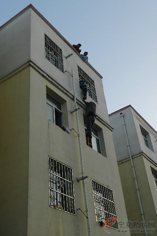 寧夏“托舉哥”40分鐘懸空堅守救被困男孩 組圖