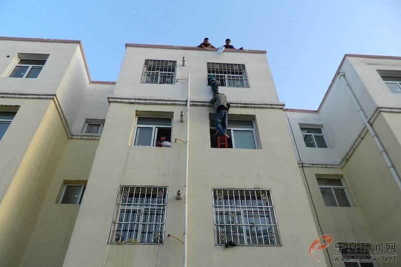 寧夏“托舉哥”40分鐘懸空堅守救被困男孩 組圖