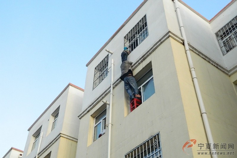 寧夏“托舉哥”40分鐘懸空堅守救被困男孩 組圖