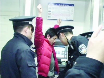 男子持70多張銀行卡 凌晨ATM機狂“刷卡”