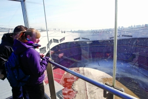 鳥巢60米高空觀光走廊迎客 為女游客準備平底鞋