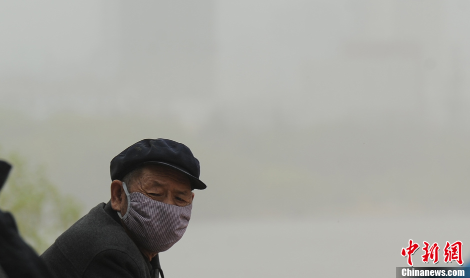 蘭州再次遭遇大風揚沙侵襲 市民艱難出行