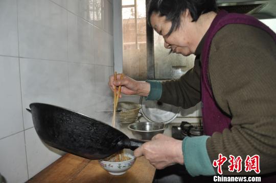 “籠中養兒”母親：捐款全用于兒子 望兒活下去