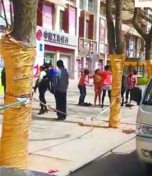 5名女子當(dāng)街扒光小三并潑糞 4歲女兒哭求路人施救