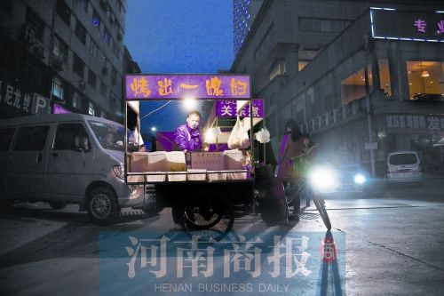 小伙為掙錢娶媳婦擺烤串?dāng)?名“烤出一媳婦”