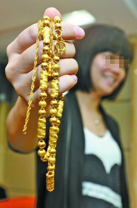女子網購腳架收到1.798公斤千足金 價值60萬
