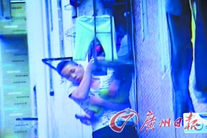 15米高陽臺單手救男童 90后“托舉哥”救人后離去