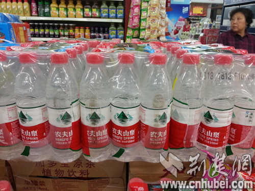 農(nóng)夫山泉武漢超市降價(jià)促銷 或因庫存壓力大