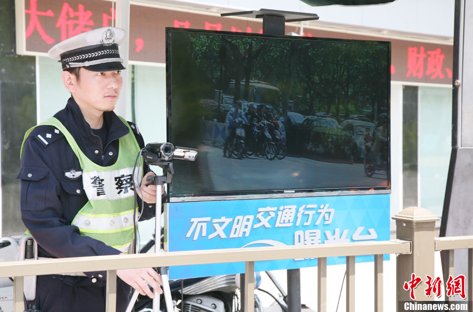 杭州新招治“中國式過馬路” 路邊擺屏幕“現場直播”