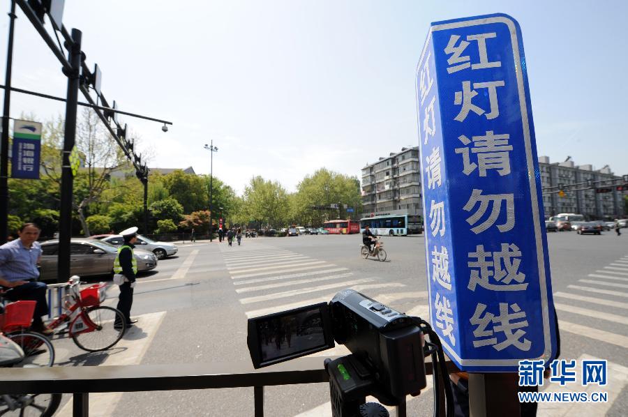 杭州新招治“中國式過馬路” 路邊擺屏幕“現場直播”