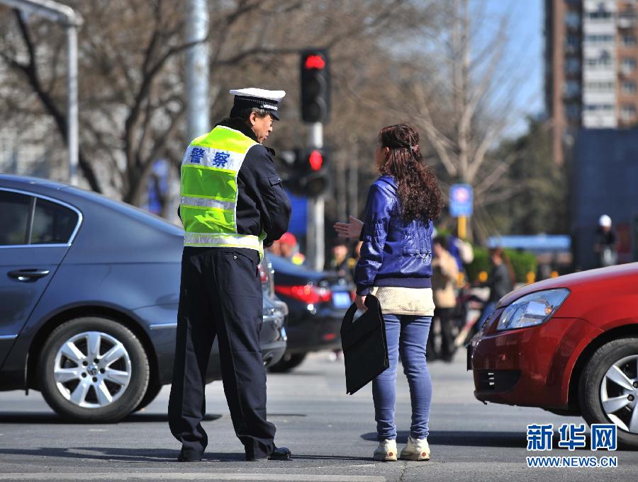 杭州新招治“中國式過馬路” 路邊擺屏幕“現場直播”