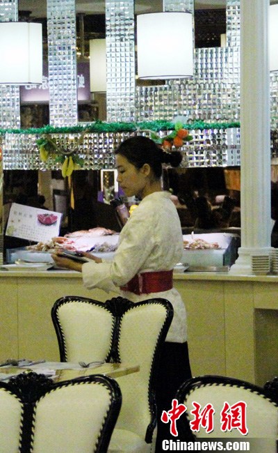 長沙“比基尼餐廳”服務員復穿工作制服