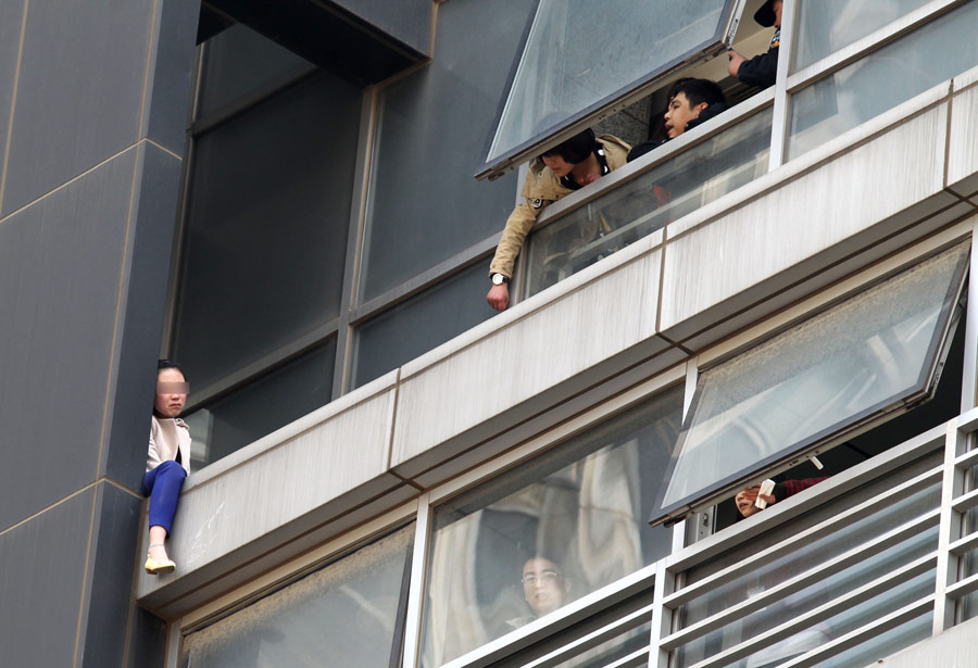 北京朝陽：一女子欲跳樓被救下