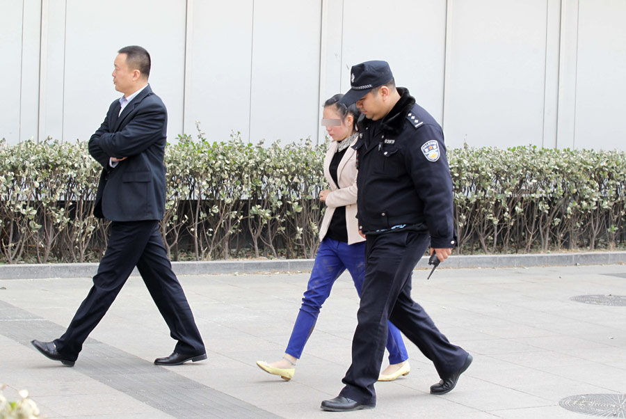 北京朝陽：一女子欲跳樓被救下