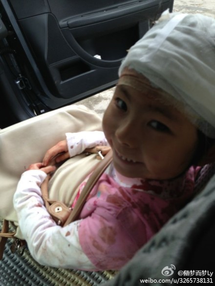 現(xiàn)場(chǎng)：受傷小女孩堅(jiān)強(qiáng)微笑感動(dòng)網(wǎng)友（圖）