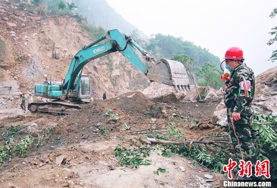 陳光標(biāo)租13臺(tái)大型機(jī)械趕赴四川雅安地震災(zāi)區(qū)