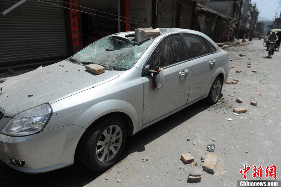 四川蘆山7.0級(jí)地震 民間救援隊(duì)往災(zāi)區(qū)集結(jié)