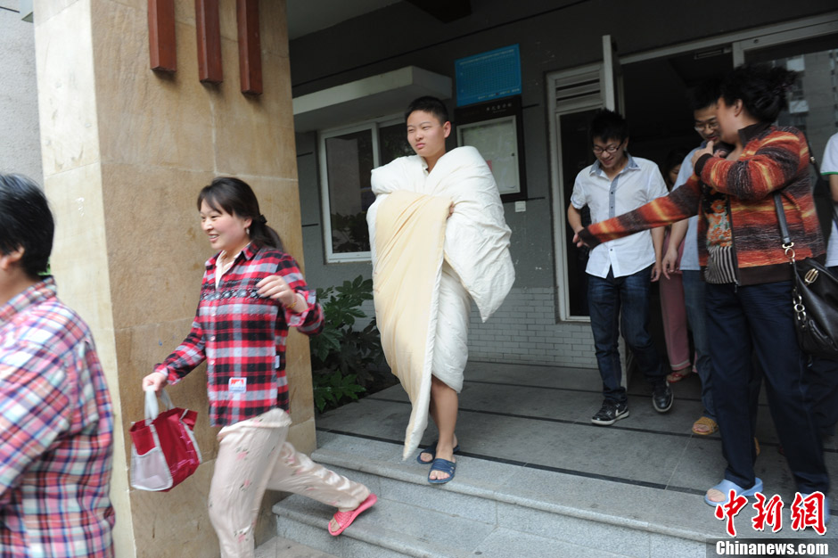 四川蘆山7.0級(jí)地震 民間救援隊(duì)往災(zāi)區(qū)集結(jié)