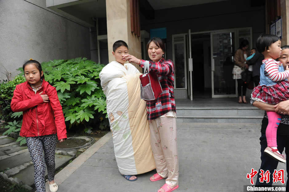 四川蘆山7.0級(jí)地震 民間救援隊(duì)往災(zāi)區(qū)集結(jié)