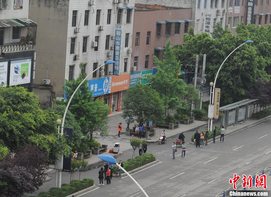 四川蘆山7.0級(jí)地震 民間救援隊(duì)往災(zāi)區(qū)集結(jié)