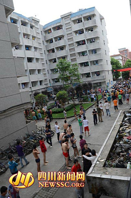 四川蘆山7.0級(jí)地震 民間救援隊(duì)往災(zāi)區(qū)集結(jié)