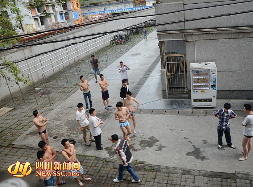 四川蘆山7.0級(jí)地震 民間救援隊(duì)往災(zāi)區(qū)集結(jié)