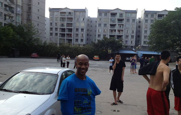 四川蘆山7.0級(jí)地震 民間救援隊(duì)往災(zāi)區(qū)集結(jié)