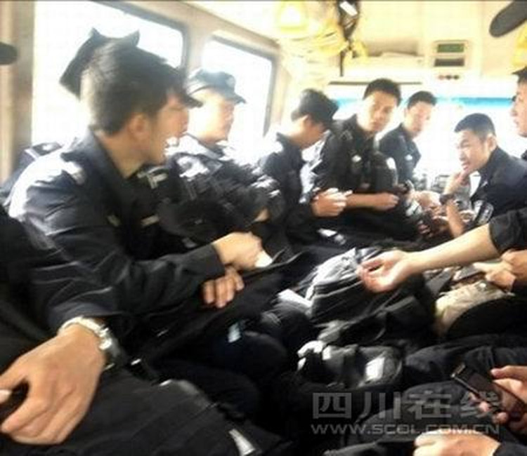 四川蘆山7.0級(jí)地震 民間救援隊(duì)往災(zāi)區(qū)集結(jié)