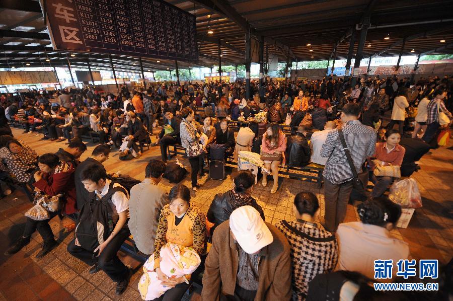 四川蘆山7.0級(jí)地震 民間救援隊(duì)往災(zāi)區(qū)集結(jié)